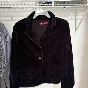 Elegant Black Velvet Blazer with Cropped Design